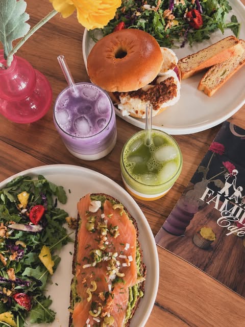 Tartine avocat-saumon, bagel et salade