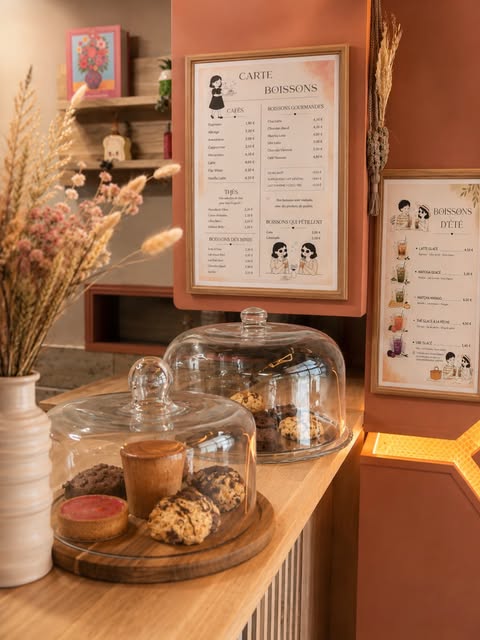 Cookies et pâtisseries sous cloche au comptoir