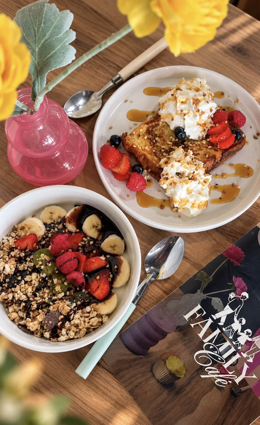 Pain perdu et bol de granola aux fruits sur la table du brunch