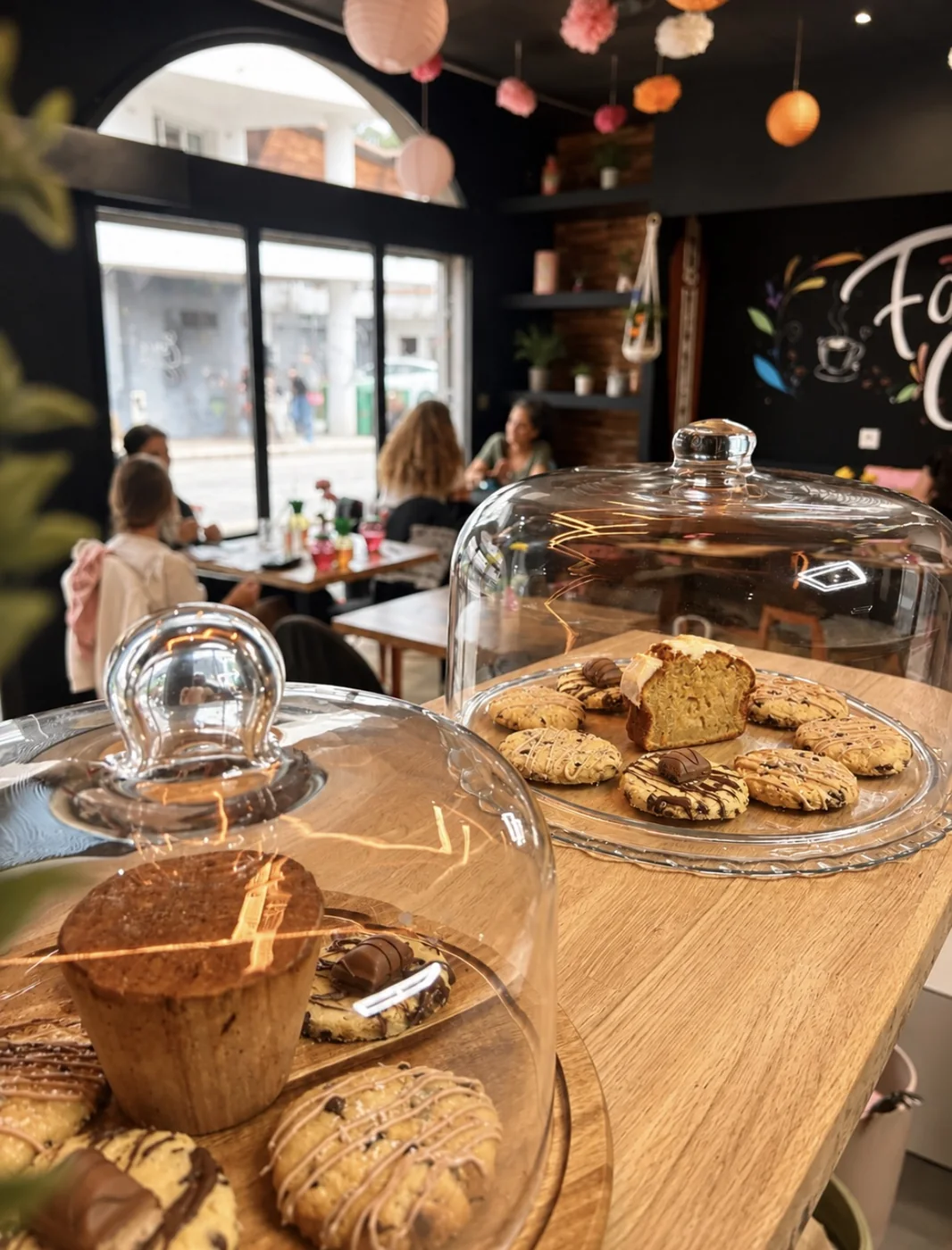 Les pâtisseries sous cloche et la file d'attente au comptoir