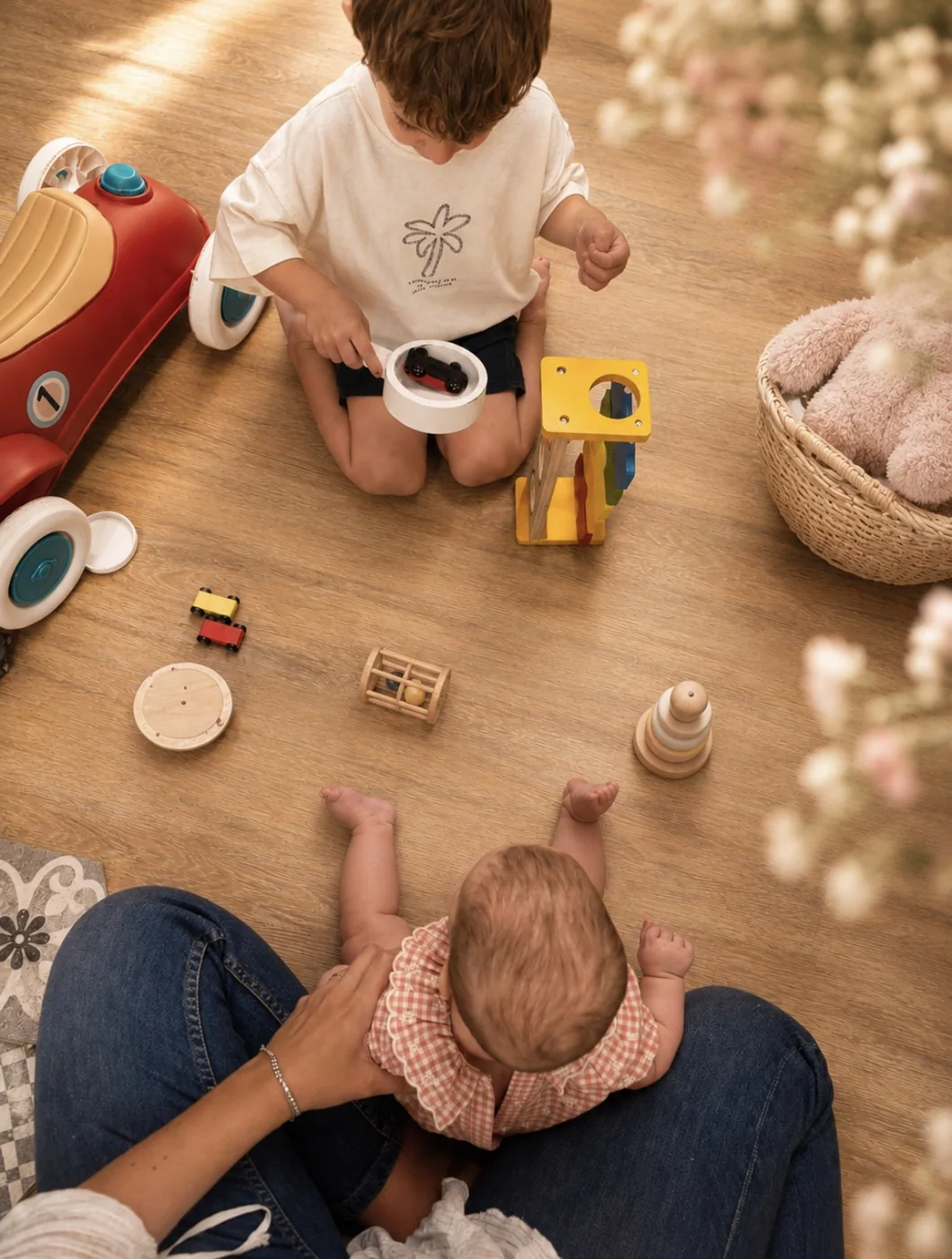 Deux enfants jouant avec les jouets en bois de l'espace jeux